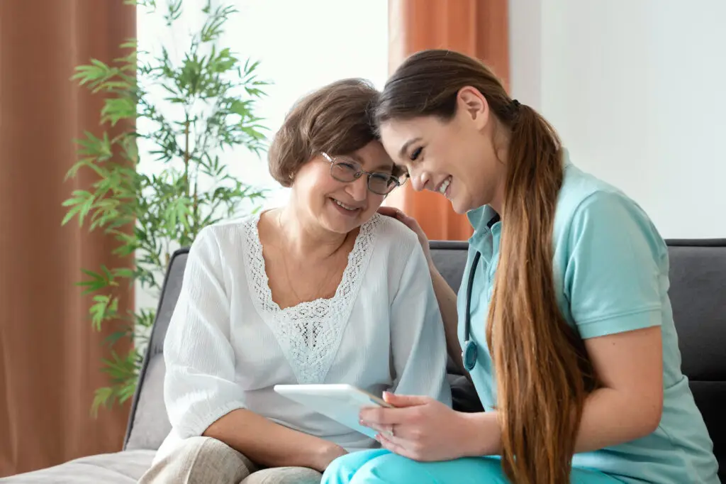 Mulher olhando para tablet médio em atendimento Home Care